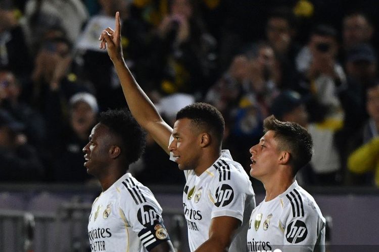 Kylian Mbappe (tengah) merayakan gol kedua timnya dalam pertandingan Liga Champions Kairat Almaty vs Real Madrid di Stadion Almaty Ortalyk di Almaty pada 30 September 2025. (Foto oleh Vyacheslav OSELEDKO / AFP)