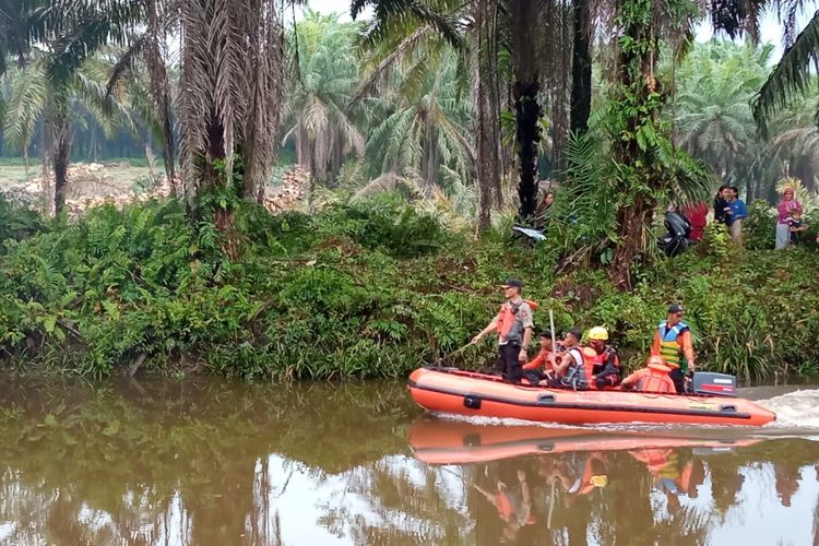 Tim SAR gabungan saat mencari Fuk Njan di sungai perkebunan sawit PT SWP, Manggar, Belitung Timur, Kepulauan Bangka Belitung, Rabu (20/3/2024).