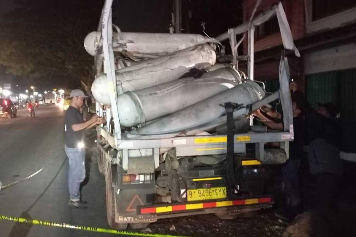 Salah satu bangunan rusak yang rusak terdampak tabung CNG bocor hingga meledak di Jalan Sukabumi-Bogor, Desa Karangtengah, Kecamatan Cibadak, Sukabumi, Jawa Barat, Senin (27/11/2023).