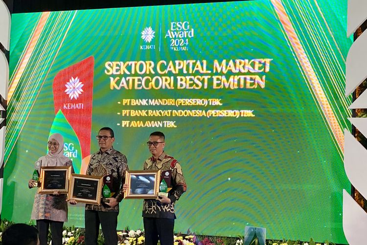 PT Bank Mandiri Tbk, PT Bank Rakyat Indonesia Tbk, dan PT Avia Avian Tbk meraih ESG Award 2024 by KEHATI untuk kategori emiten terbaik, pada malam penganugerahaan di Jakarta, Selasa (30/7/2024).