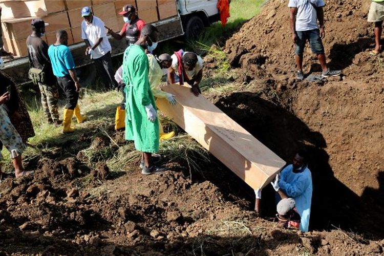 Pemerintah Papua Nugini melakukan pemakaman massal jenazah pasien Covid-19 untuk pertama kalinya pada Rabu (8/12/2021). Sedikitnya ada 54 jenazah yang dimakamkan saat itu.