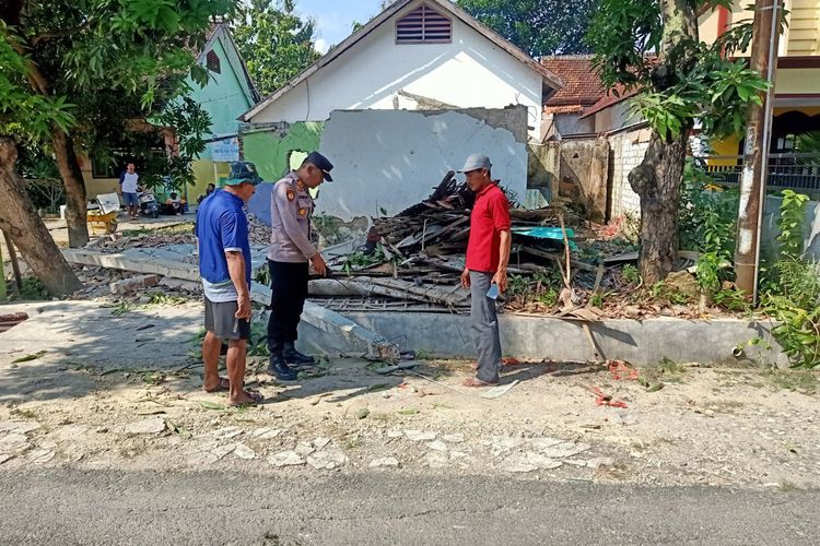 Polisi meminta keterangan para saksi mengenai insiden yang menimpa Sutikno, yang tewas tertimpa beton cor di lingkup SDN Kramat II, Desa Kramat, Kecamatan/Kabupaten Lamongan, Jawa Timur.