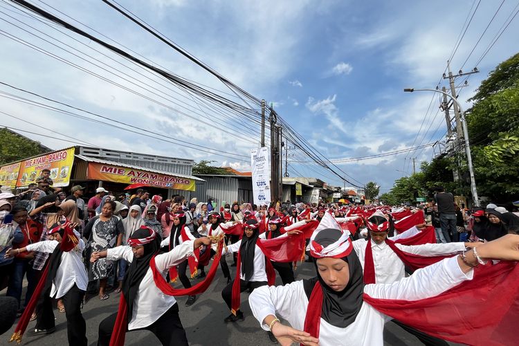 Penampilan 1.000 penari dalam tradisi Napak Tilas Sembrani Bumi Nusantara yang berlangsung mulai dari Lidah Wetan hingga Taman Bungkul, Surabaya, Minggu (5/10/2025).