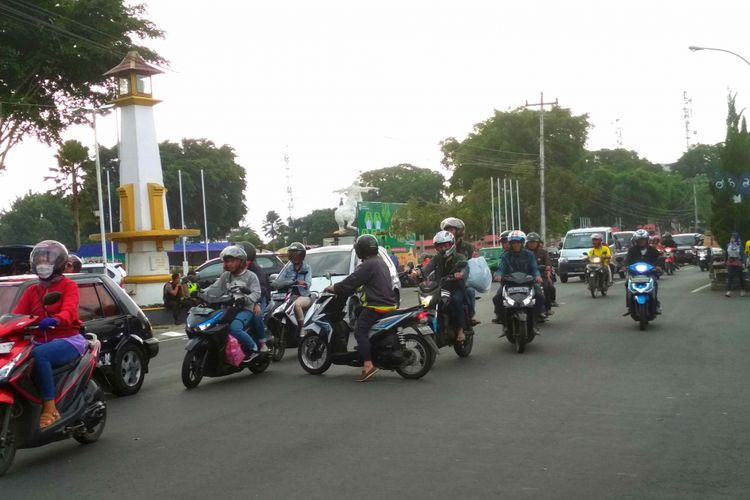 Kepadatan kendaraan terpantau di Jalan A Yani ke arah Jalan Pemuda Kota Magelang pada arus mudik Lebaran, Minggu (10/6/2018).