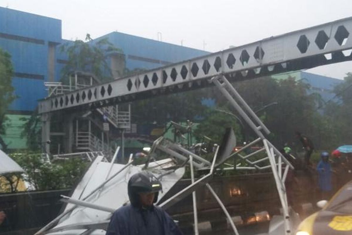 Foto jembatan penyeberangan orang yang roboh yang dilaporkan akun twitter TMC Polda Metro Jaya.