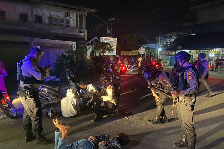 Tim Unit Reaksi Cepat (URC) Polres Lhokseumawe, Provinsi Aceh, menangkap dua pelajar bawa senjata tajam di Desa Mon Geudong, Kecamatan Banda Sakti, Kota Lhokseumawe, Minggu (12/2/2023) dinihari.