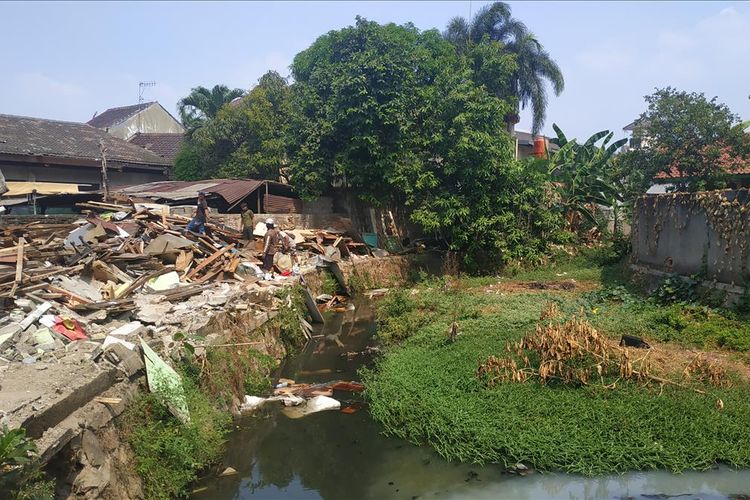 Penggusuran perumahan warga di Jalan Bougenville Raya RT 001 RW 011, Jakasampurna, Bekasi Barat yang terletak di sisi DAS Jatiluhur, Kamis (25/7/2019).