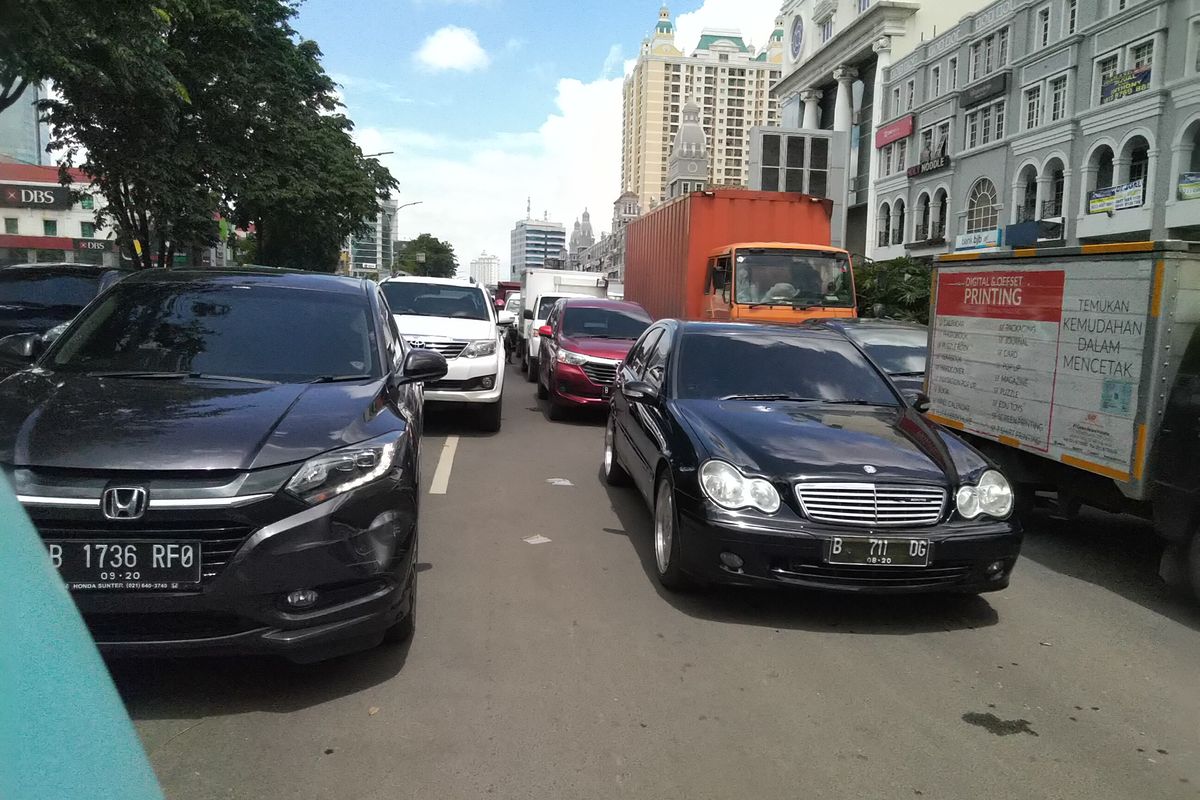 Jalan Boulevard Barat Kelapa Gading menjadi macet pasca banjir pada Selasa, (25/2/2020)