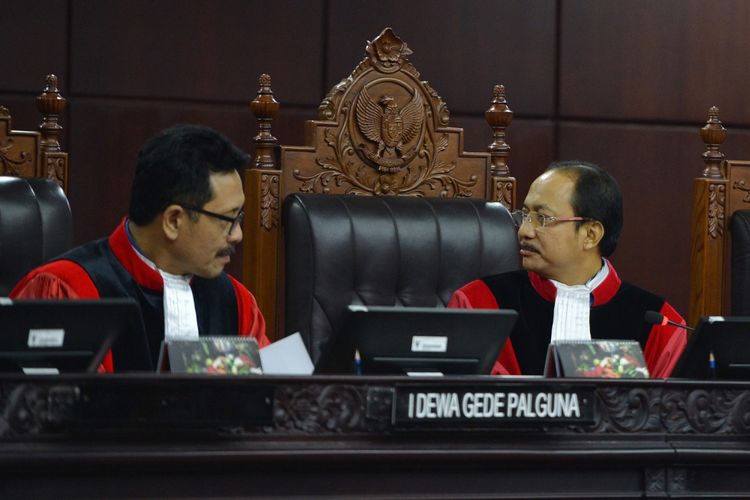 Ketua majelis hakim Mahkamah Konstitusi (MK) Suhartoyo (kanan) bersama hakim MK I Dewa Gede Palguna (kiri) memimpin sidang panel pendahuluan pengujian UU MD3 di gedung MK, Jakarta, Kamis (8/3).  Forum Kajian Hukum dan Konstitusi (FKHK), Partai Solidaritas Indonesia (PSI), dan dua perserorangan warga negara Indonesia menggugat ketentuan dalam Pasal 73 ayat (3), Pasal 73 ayat (4) huruf a dan c, Pasal 73 ayat (5), Pasal 122 huruf k, dan Pasal 245 ayat (1) UU MD3. ANTARA FOTO/Wahyu Putro A/pras/18
