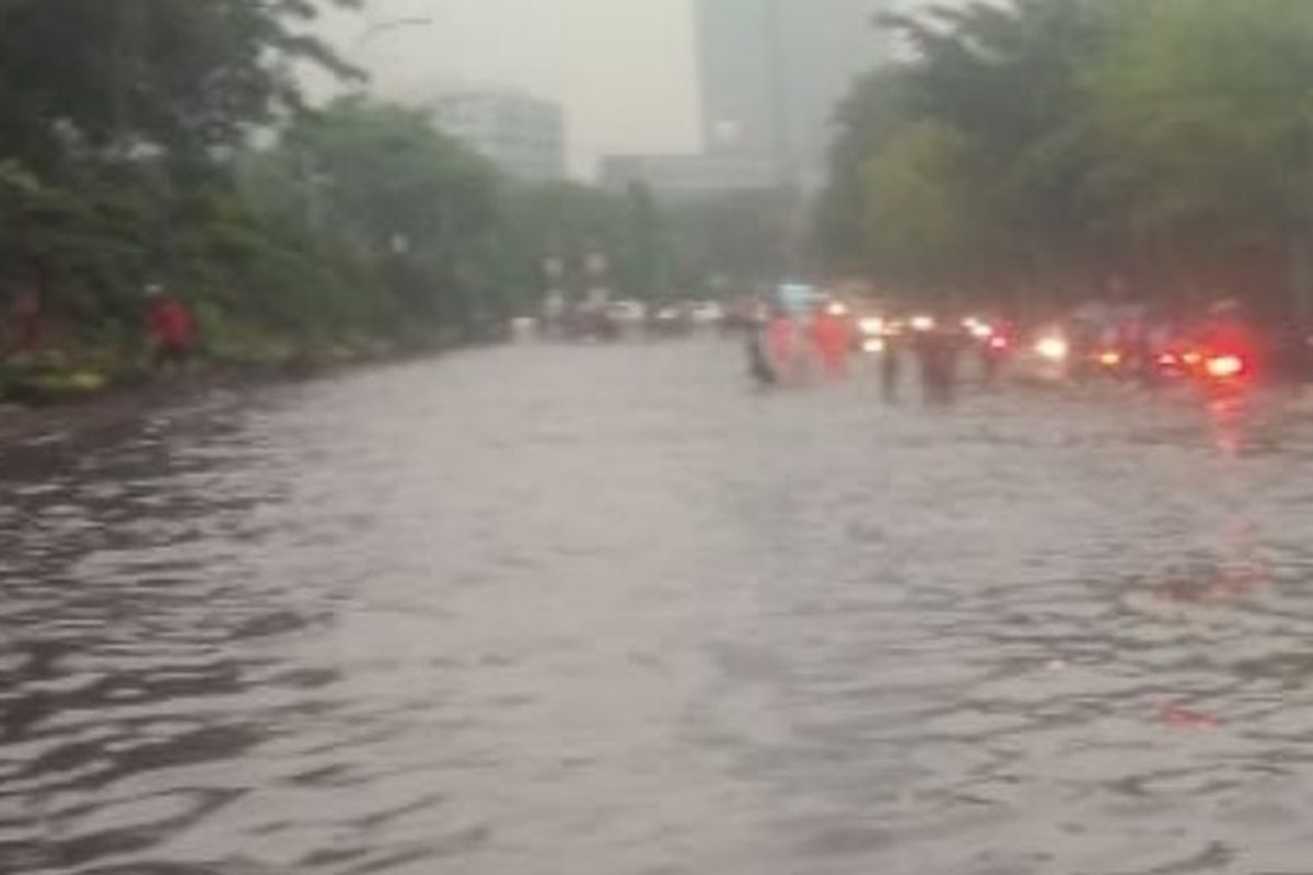 Genangan di Jalan Arjuna Selatan, Kebon Jeruk, Jakarta Barat pada Senin (3/12/2018).