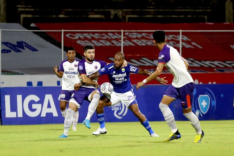 Pemain Persib Bandung David da Silva wijaya ketat pemain Persita Tangerang pada pertandingan pekan 18 Liga 1 2021-2022 yang berakhir dengan skor 1-0 di Stadion I Gusti Ngurah Rai Denpasar, Bali, Jumat (7/1/2021) malam.