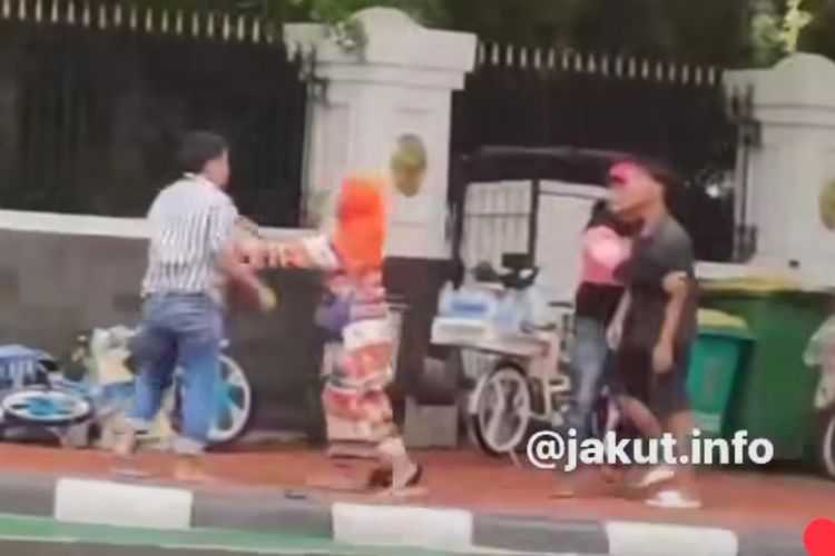 Tangkapan layar dari video @jakut.info, pedagang kopling baku hantam dan tengah dilerai, Kamis (23/2/2023). (KOMPAS.com/XENA OLIVIA)