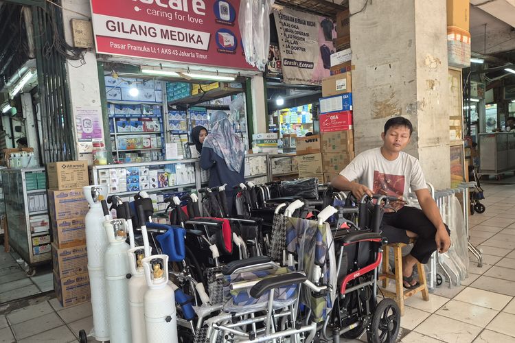 Di Tengah Lonjakan Harga Alat Kesehatan, Omzet Pedagang Pasar Pramuka Merosot