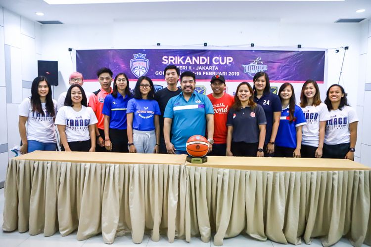 Para pemain dan pelatih klub peserta Srikandi Cup 2018-2019 berpose pada sesi konferensi pers seri kedua di Hotel Amaris, Grogol, Jakarta, Minggu (10/2/2019).