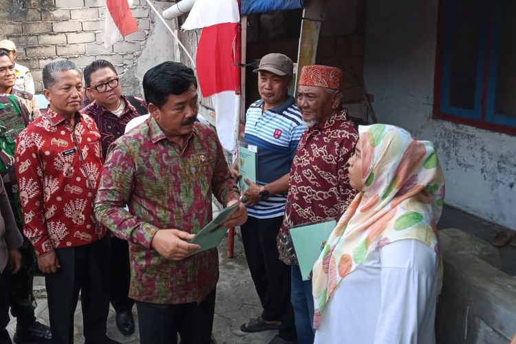 Menteri Agraria dan Tata Ruang/Kepala Badan Pertanahan Nasional (ATR/BPN), Hadi Tjahjanto saat menyerahkan sertifikat tanah kepada warga Pulau Panggang, Kepulauan Seribu pada Jumat (11/8/2023).