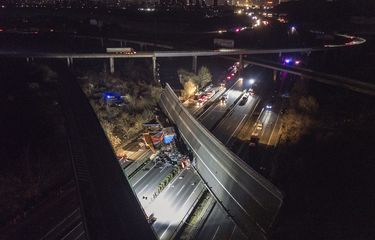 Dilewati Truk 198 Ton, Jembatan Tol di China Ambruk Miring, 4 ...