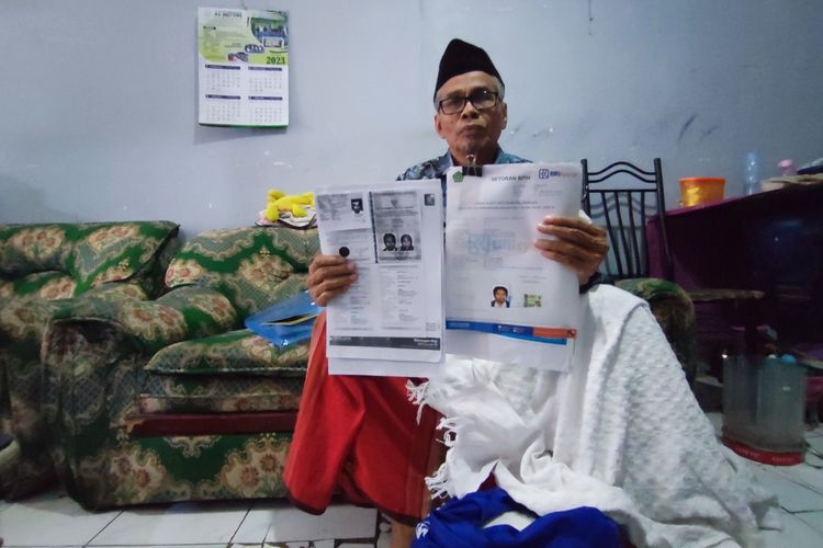 Kasno Srijarwati Mansur, warga Kota Cirebon menunjukan bukti pelunasan dirinya bersama istri untuk ibadah haji tahun 2020. Dia bersama istri, Ani Herawati, tertunda karena Covid-19 dan juga kuota pembatasan. Keduanya merasa keberatan terhadap rencana pemerintah yang menaikan biaya haji.