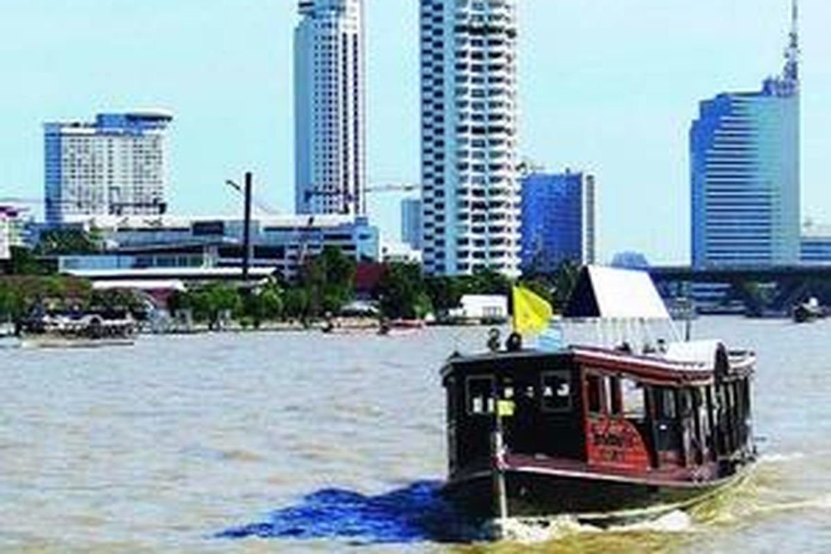 Menyusuri bengawan Chao Phraya, kita bisa melihat-lihat Bangkok dari sisi lain.