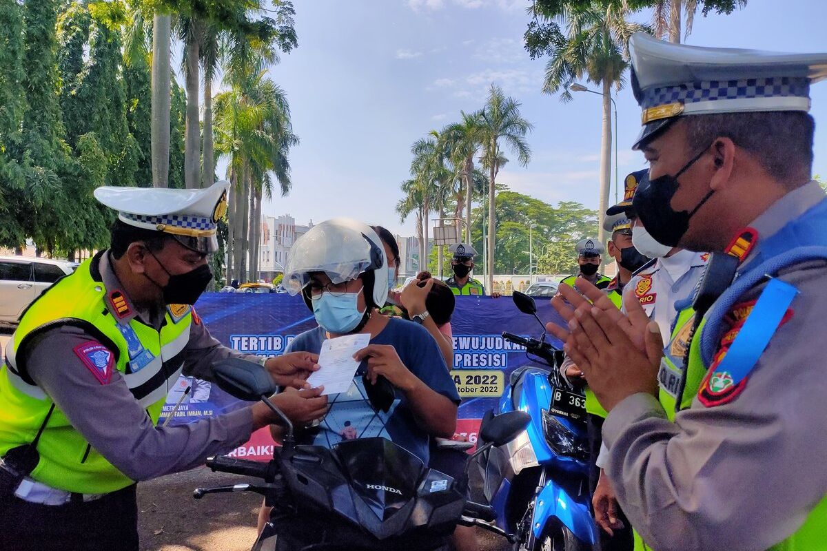 Polres Metro Tangerang Kota memberikan sanksi teguran kepada Stefan dan keluarganya saat hendak pergi ke Pasar Modern Cikokol yang tak jauh dari rumahnya di kawasan Perumahan Modernland. Mereka ditegur karena tidak mengenakan helm, Selasa (4/10/2022).