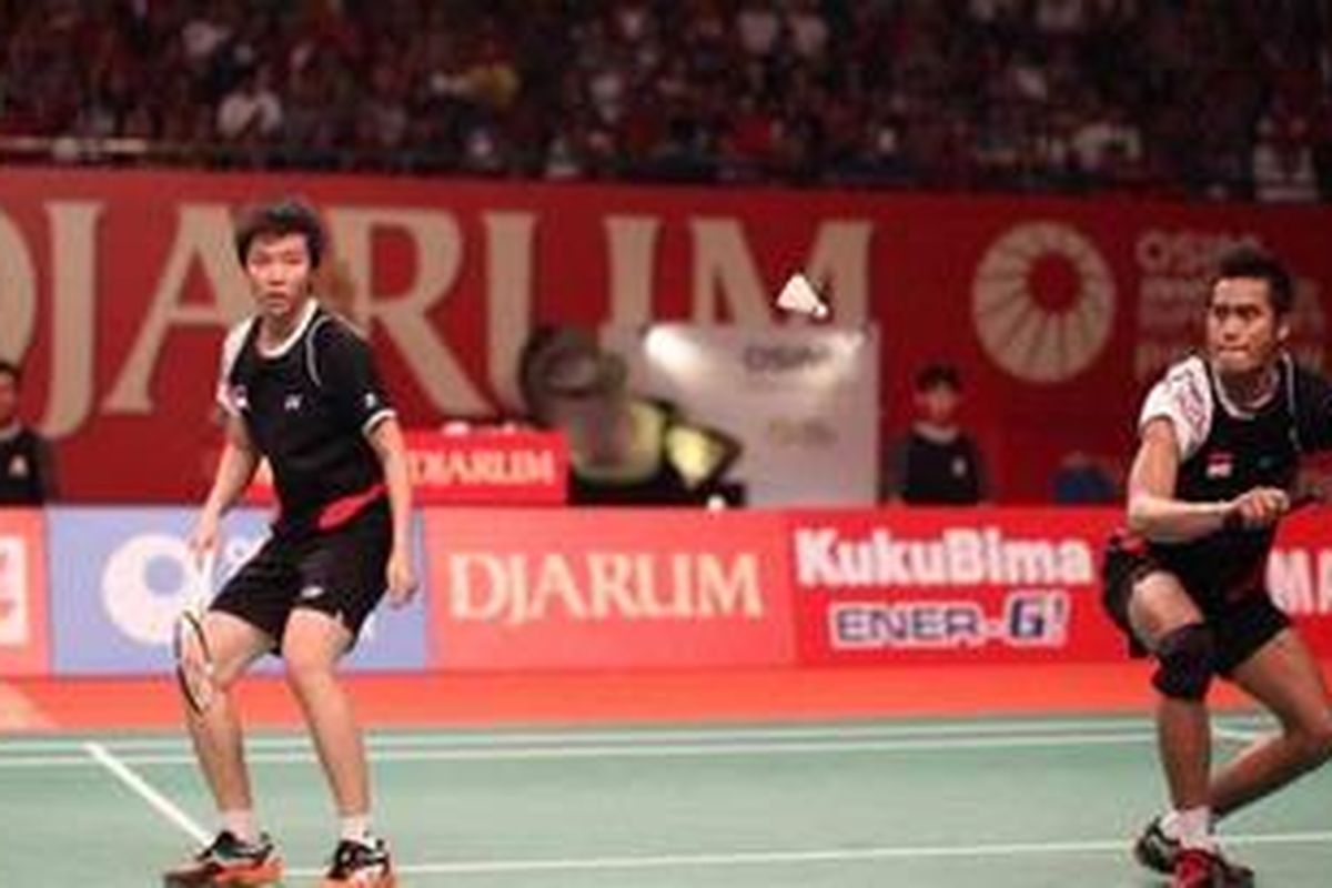 Pasangan ganda campuran Indonesia, Tontowi Ahmad (kanan)/Liliyana Natsir, mengembalikan bola saat menghadapi pasangan Thailand, Sudket Prapakamol/Saralee Thoungthongkam, pada babak final turnamen bulu tangkis Djarum Indonesia Open Superseries Premier di Istora Senayan, Jakarta, Minggu (17/6). Sudket Prapakamol/Saralee Thoungthongkam menjadi juara setelah menang 21-17, 17-21, 21-13.