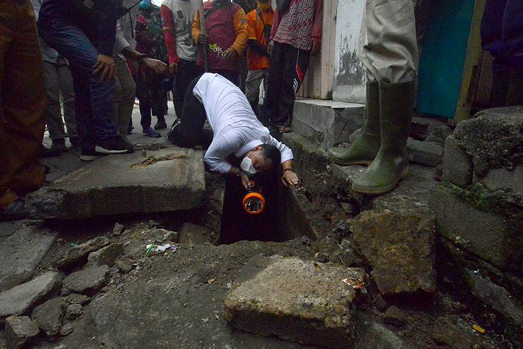 Eri Cahyadi melakukan sidak saluran di kawasan Tandes.