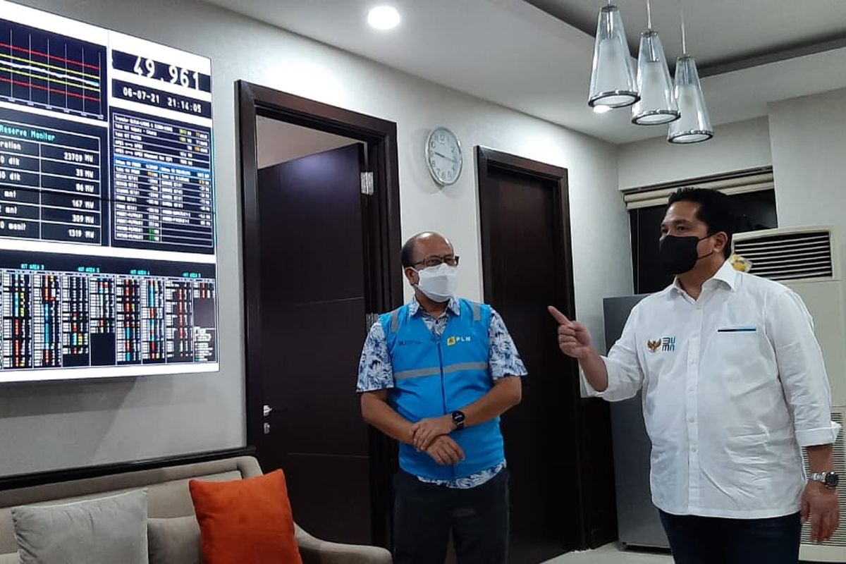 Menteri BUMN Erick Thohir saat melakukan inspeksi mendadak ke PLN Unit Induk Pusat Pengatur Beban (UIP2B) Jawa, Madura dan Bali di Depok, Jawa Barat pada Selasa (6/7/2021).