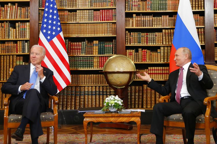 Presiden AS Joe Biden (kiri) dan Presiden Rusia Vladimir Putin (kanan) bertemu di Villa La Grange di Jenewa, Swiss pada Rabu (16/6/2021)