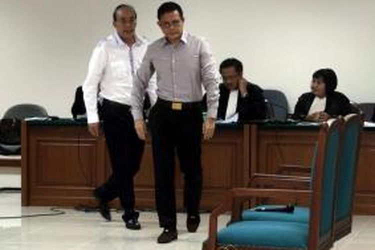 Terdakwa dugaan kasus suap impor daging sapi Juard Effendi (kiri) dan Arya Abdi Effendi (kanan) menjalani sidang perdana di Pengadilan Tindak Pidana Korupsi, Jakarta (24/4/2013).