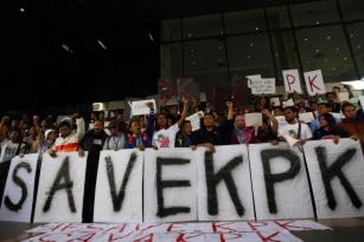 Massa yang tergabung dalam Koalisi Masyarakat Sipil Anti Korupsi, membawa poster dalam aksi di depan gedung Komisi Pemberantasan Korupsi, Jakarta, Jumat (23/1/2015). Aksi ini merupakan respons atas penangkapan Wakil Ketua KPK Bambang Widjojanto, oleh Bareskrim Mabes Polri.