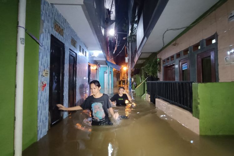 Banjir di Jalan Kebon Pala, kawasan RW 04 dan RW 05 Kelurahan Kampung Melayu, Kecamatan Jatinegara, Jakarta Timur, pada Senin (27/2/2023), mulai surut.