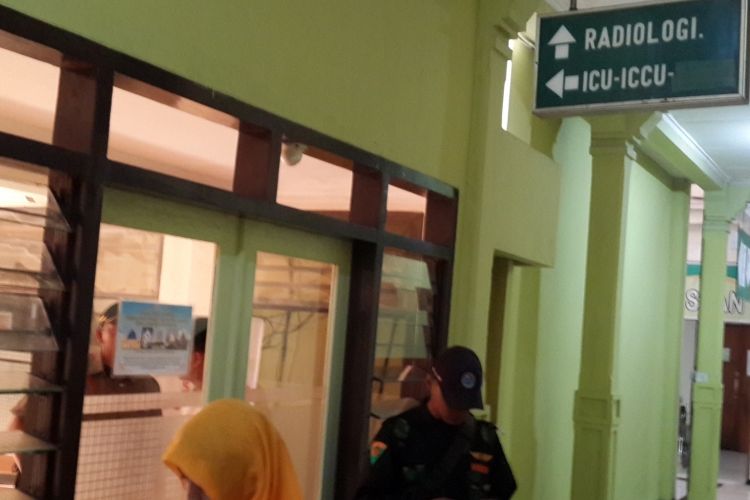 Suasana di depan ruang ICU Rumah Sakit Lavalette Kota Malang, tempat KH Hasyim Muzadi dirawat, Senin (13/3/2017)