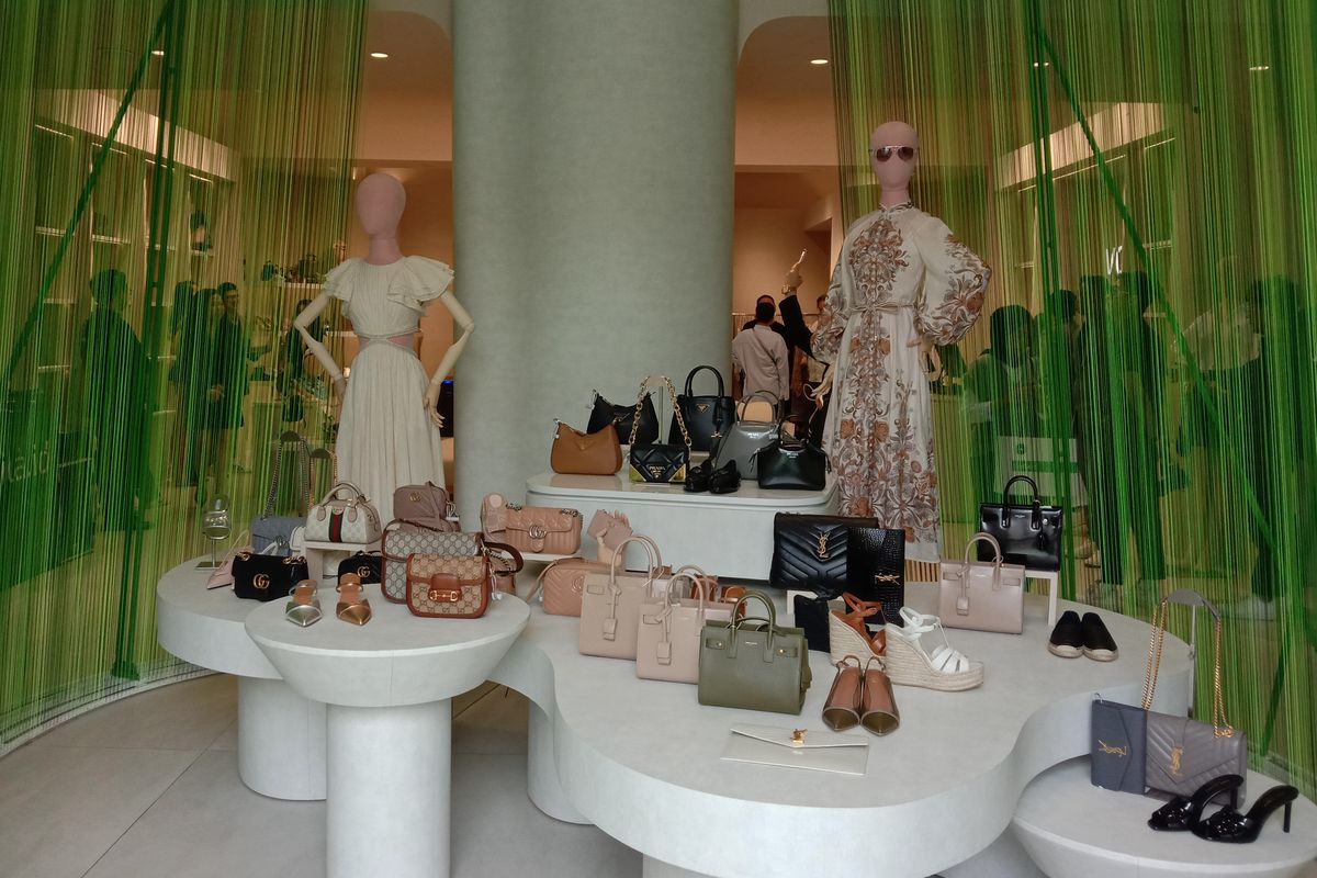 Perbedaan tory burch online butik dan outlet