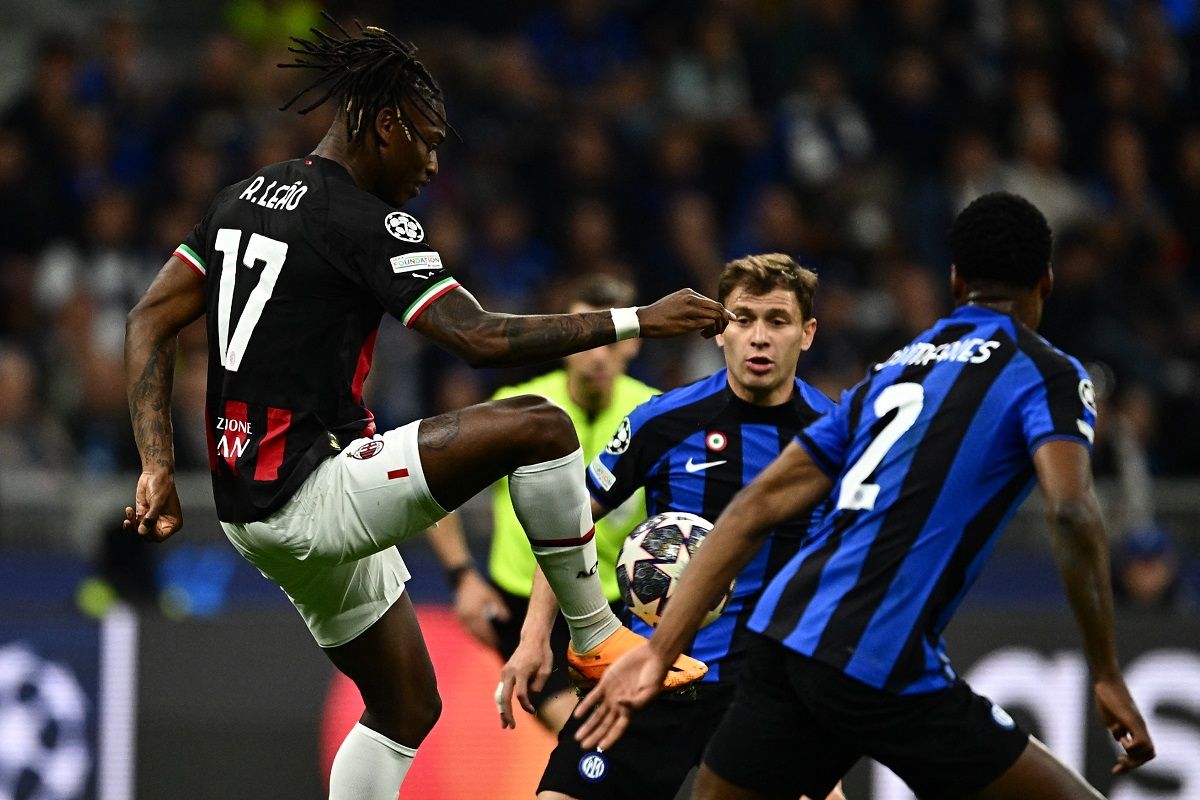 Penyerang AC Milan Rafael Leao (kiri) dibayangi oleh dua pemain Inter Milan, Nicolo Barella dan Denzel Dumfries, dalam leg kedua semifinal Liga Champions 2022-2023. Laga Inter vs Milan dalam rangkaian leg kedua semifinal Liga Champions 2022-2023 berlangsung di Stadion San Siro atau Giuseppe Meazza pada Rabu (17/5/2023) dini hari WIB.