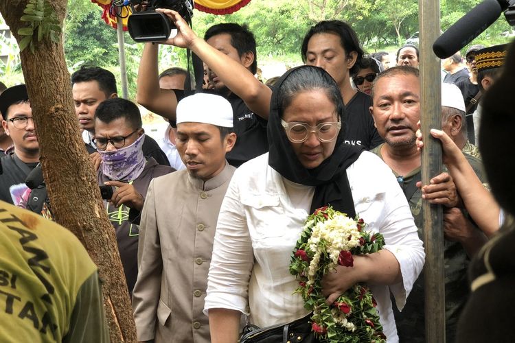 Dewi Irawan tabur bunga di pemakaman Ria Irawan di TPU Tanah Kusir, Jakarta Selatan, Senin (6/1/2020). 