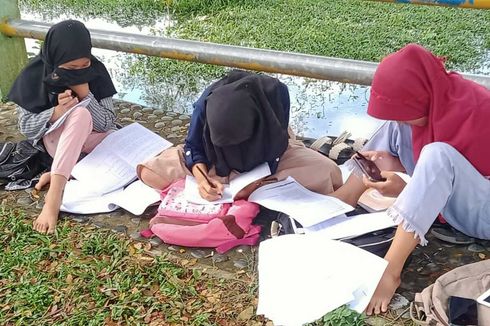 Banyak Murid di Bengkulu Belajar di Tepi Sungai supaya Dapat Sinyal