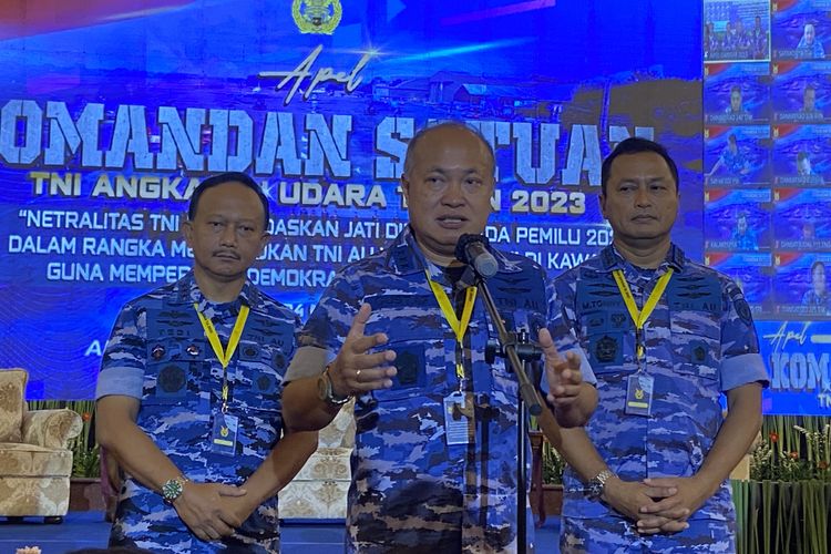 Dari kiri ke kanan: Dankodiklatau Marsekal Madya (Marsdya) Tedi Rizalihadi, Wakasau Marsdya A Gustaf Brugman, dan Pangkoopsudnas Marsdya M Tonny Harjono saat apel komandan satuan (dansat) TNI AU 2023 di Gedung Puri Ardhya Garini, Halim Perdanakusuma, Jakarta Timur, Kamis (23/11/2023).