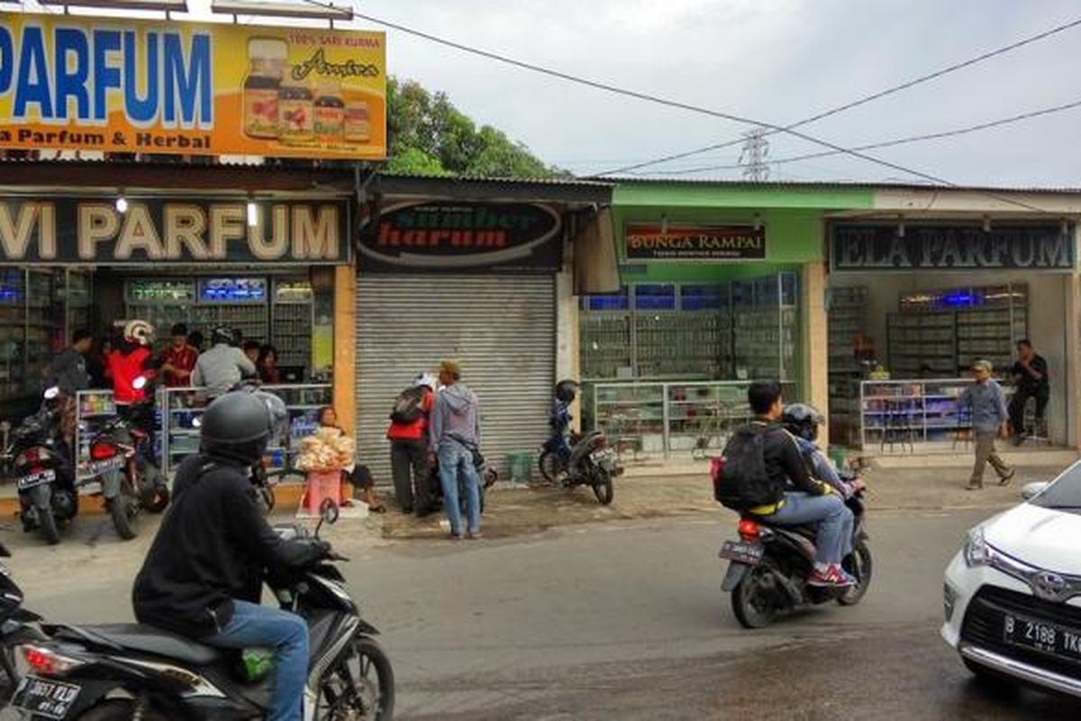 Toko-toko parfum Arab berjajar di sepanjang Jalan Condet Raya, Jakarta Timur.