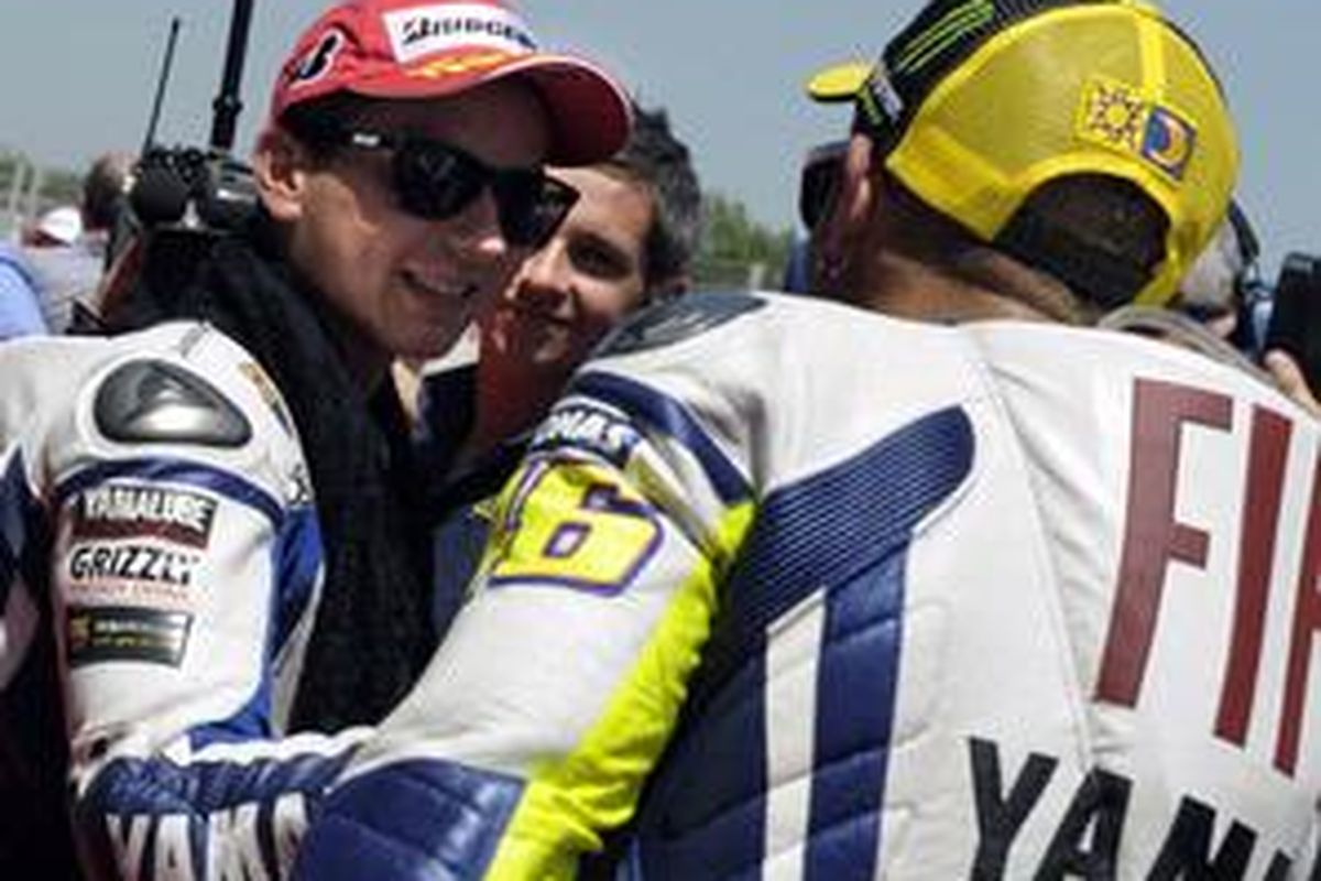 Jorge Lorenzo (kiri), dan Valentino Rossi.
