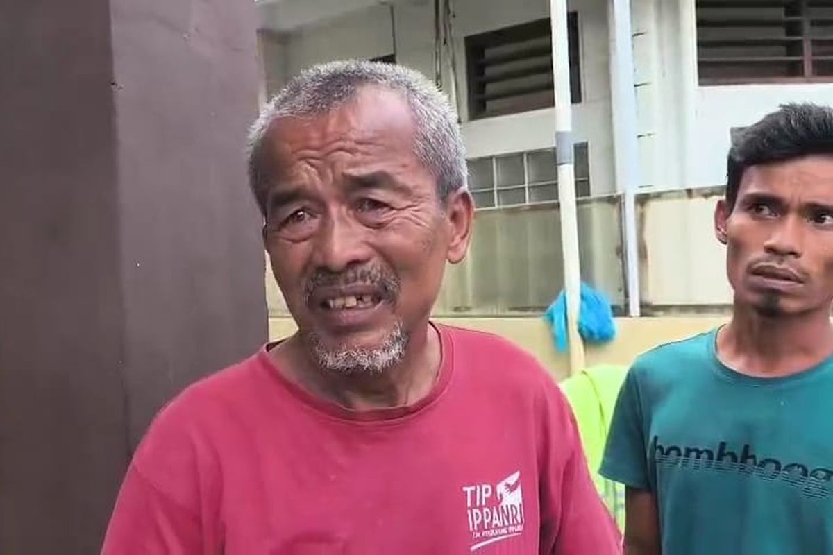 Safaruddin, pria berusia 62 tahun asal Deli Serdang, ini telah melihat jenazah anaknya di Rumah Sakit Bhayangkara Medan pada Rabu (3/12/2025) karena bencana banjir.