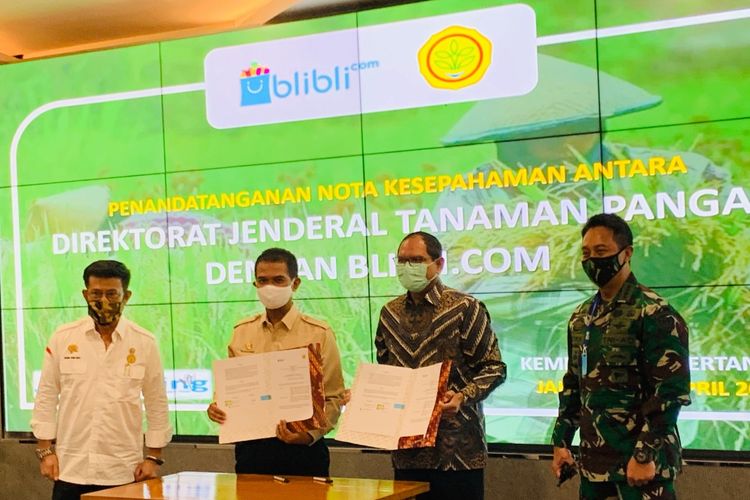 Penandatangan MoU antara Blibli dan Kementan RI untuk penyediaan dan distribusi bahan pangan ke masyarakat terutama di masa pandemi COVID-19. Kiri ke kanan: Menteri Pertanian (Mentan) Republik Indonesia Syahrul Yasin Limpo; Direktur Jenderal Tanaman Pangan Suwandi; VP Government Relations Blibli Suherman; Kepala Staf Angkatan Darat Jenderal TNI Andika Perkasa