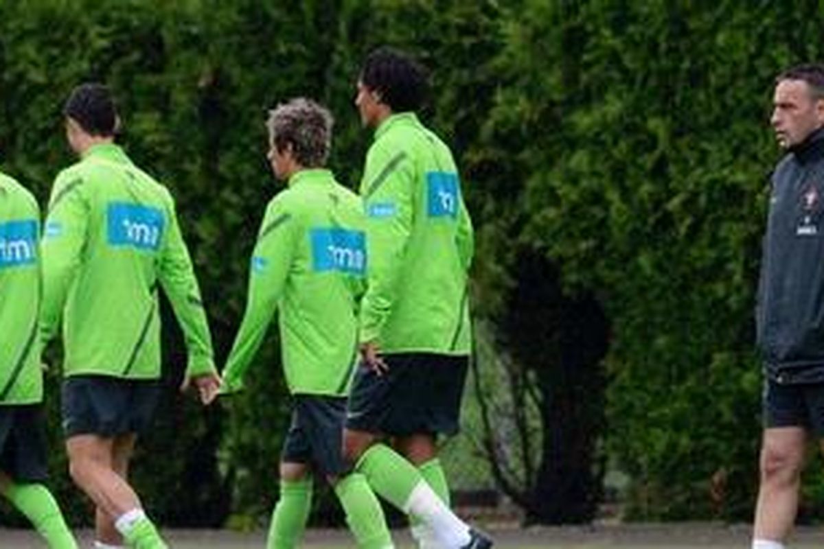 Pelatih tim nasional Portugal, Paulo Bento, dan para pemain usai sesi latihan di markas tim di Opalenica, dekat dari Poznan, Rabu (20/6/2012), menjelang laga perempat final Piala Eropa 2012 melawan timnas Ceko, Kamis (21/6/2012).