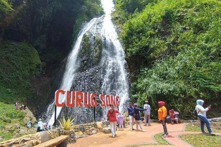 Curug Song adalah tempat wisata di Desa Kalisalak, Kabupaten Banyumas, Jawa Tengah 