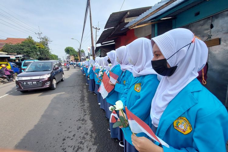 Siswa-siswi di Soreang, Kabupaten Bandung sambut kedatangan jenazah Emmeril Kahn Mumtadz, Senin (13/6/2022)