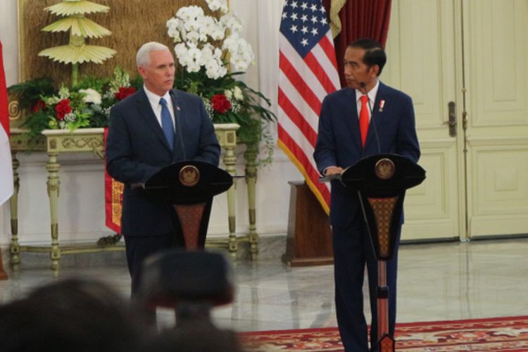 Presiden Joko Widodo dan Wakil Presiden Amerika Serikat Mike Pence menyampaikan pernyataan pers di Istana Merdeka, Jakarta, Kamis (20/4/2017).