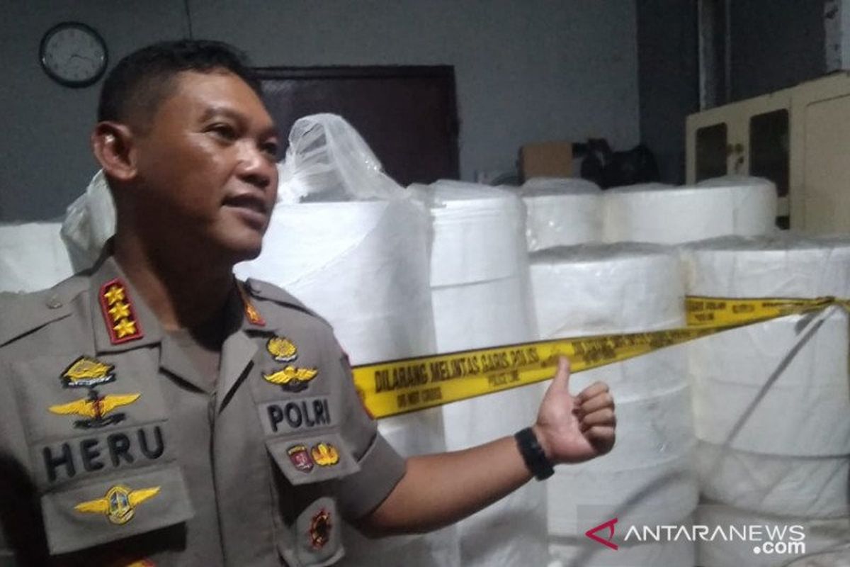 Kapolres Metro Jakarta Pusat Kombes Pol Heru Novianto menunjukan barang bukti di pabrik masker ilegal di Jalan Kalibaru, Jakarta Pusat, Kamis (5/3/2020).