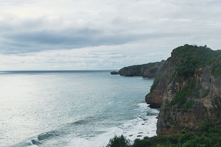 Pantai Heha adalah salah satu destinasi wisata terkenal di Yogyakarta.