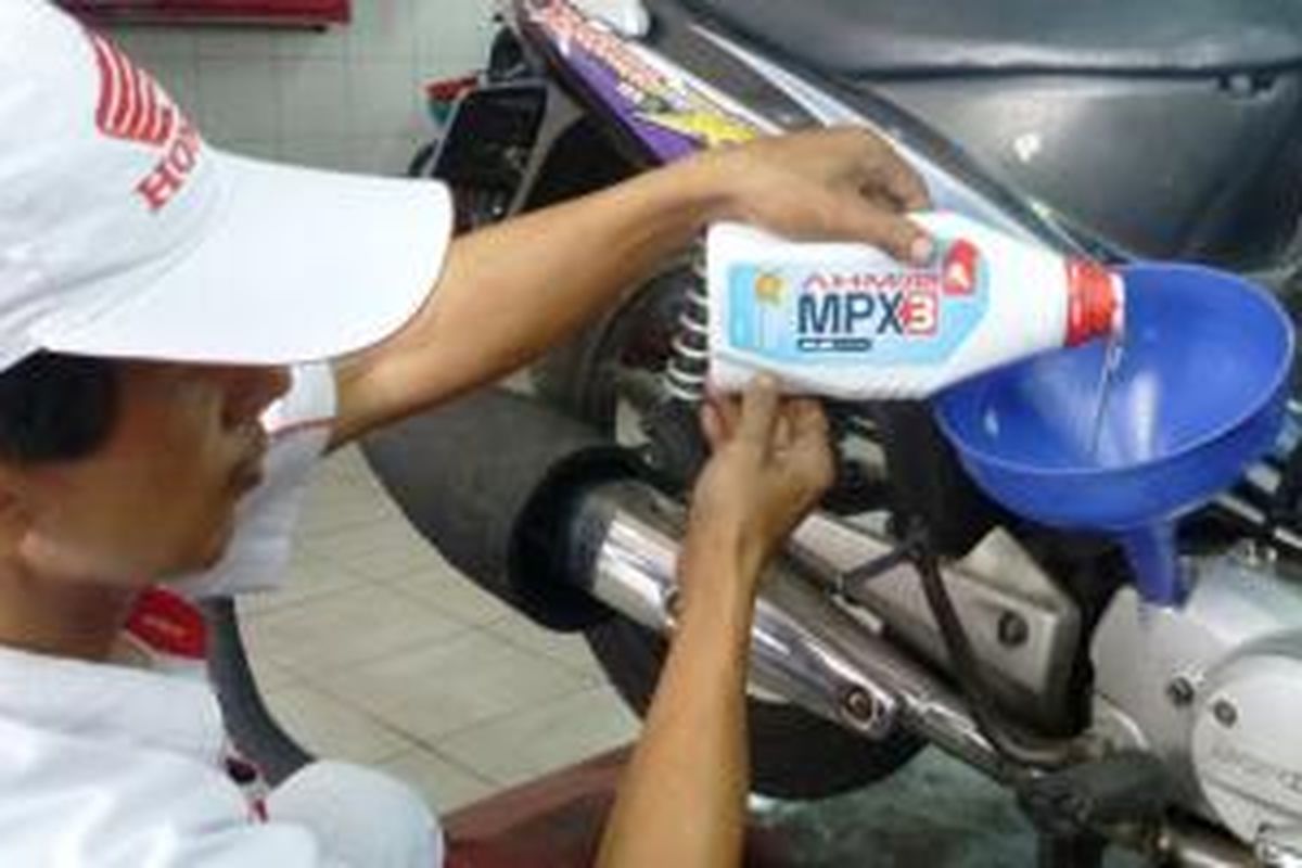 AHM Oil MPX 3 memberikan pilihan untuk yang ingin menggunakan pelumas lebih kental.