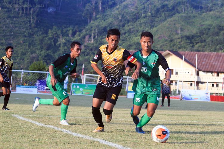 Laga antara Kalimantan Selatan dan Jawa Timur di Stadion Stadion Mahacandra Uncen, Jayapura, Selasa (9/11/2021), pada cabang olahraga sepak bola cerebral palsy (CP) Peparnas XVI Papua.