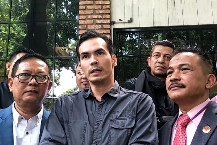 Atalarik Syah bersama tim kuasa huknya saat ditemui di Polda Metro Jaya, Jakarta Selatan, Rabu (11/7/2018).