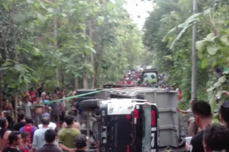 Warga memenuhi jalanan truk yang terguling di Dusun Pereng, Ngentakrejo,  Lendah, Kulon Progo, Sabtu (8/12/2018). Dalam kejadian ini, 1 orang tewas. 